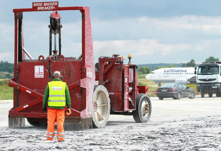 Poza terminalem remontowane są także drogi kołowania i stanowiska dla samolotów.
<br><br>
<b>Na zdjęciu:</b> Remontowana droga kołowania (maszyna kruszy starą nawierzchnię) na lotnisku Kraków-Balice.<br><br> 

fot. (dw) PAP/Stanisław Rozpędzik