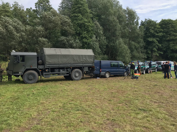 Cudzoziemcy koczują w Usnarzu Górnym mimo ulewnego deszczu