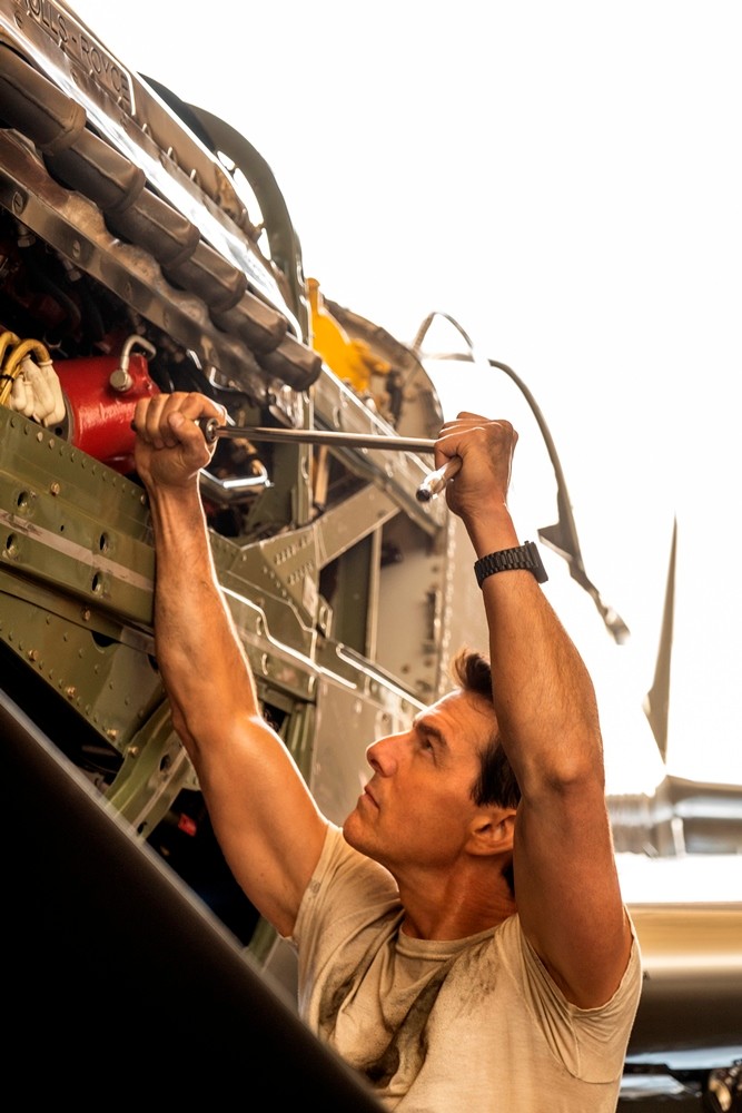 Tom Cruise trval na tom, že herci musia skutočne lietať v stíhačkách, nakrúcanie pred zeleným plátnom odmietol.