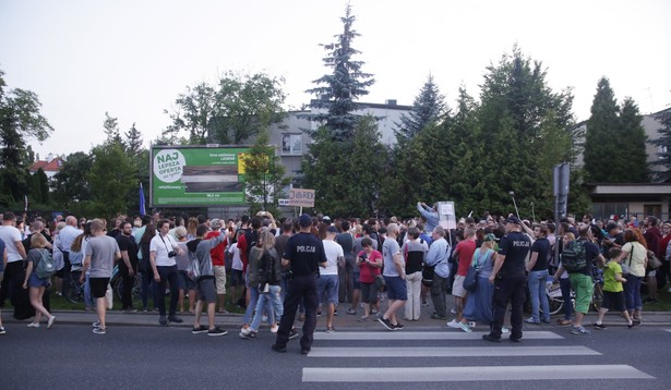 Protest pod hasłem 'Wolne sądy' zorganizowany przed domem prezesa PiS