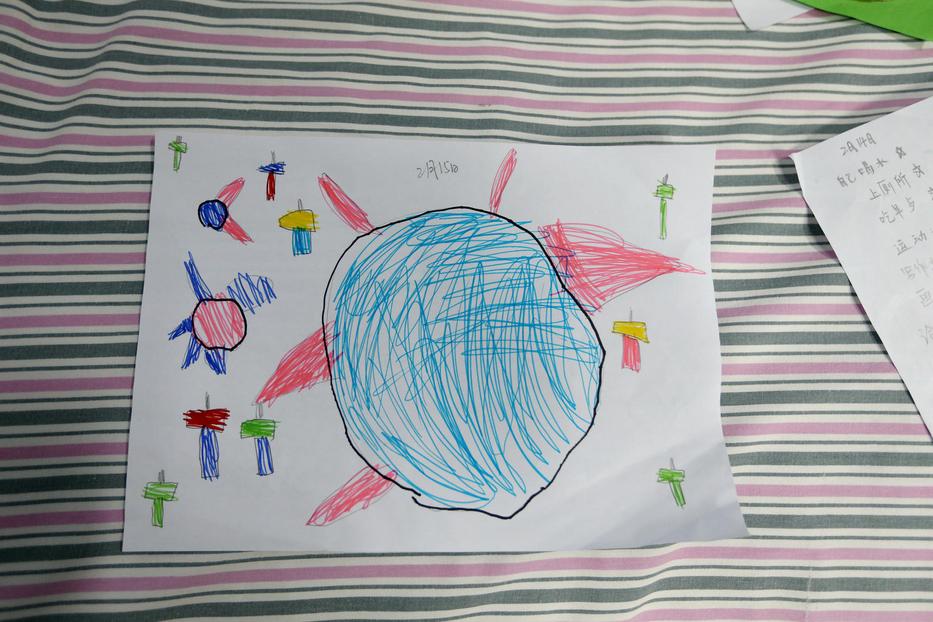 Az ötéves Juanjuan rajza. Fotó: UNICEF