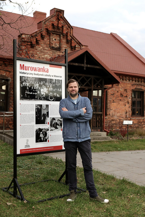 Maciej Piwowarczuk, president of the Foundation for Great Stories, in front of the Museum with Class