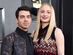 Már tényleg látszik Sophie Turner kerekedő pocakja!!!