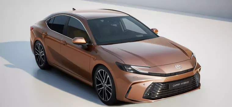 Nowa Toyota Camry trafi do Polski. Efektowna stylistyka i nowy napęd hybrydowy