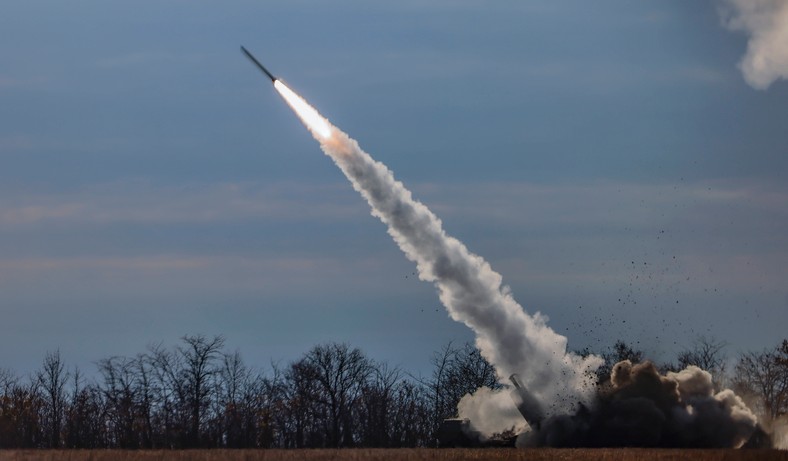 System HIMARS w pobliżu linii frontu w północnym regionie Chersonia (listopad 2022 r.)