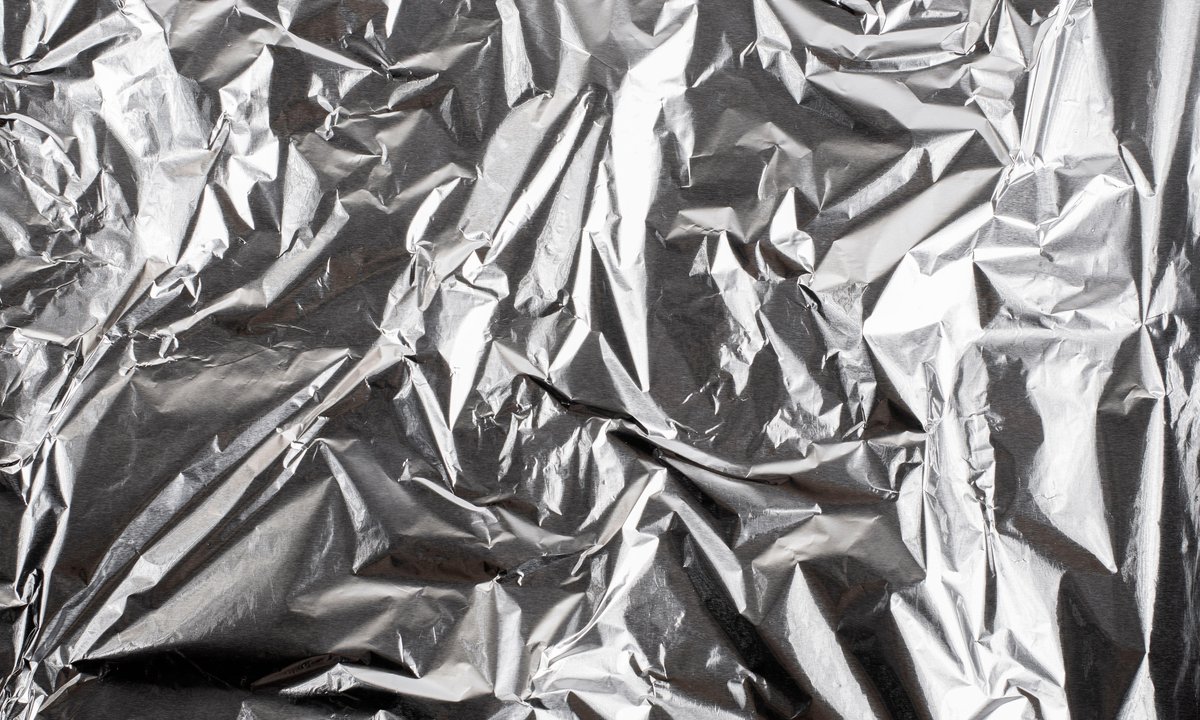 Włóż do zlewu folię aluminiową. Zaoszczędzisz sobie późniejszych problemów