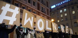 Europejska debata o wolności mediów w Polsce. Padły mocne słowa. Biedroń zaskoczył czarną opaską