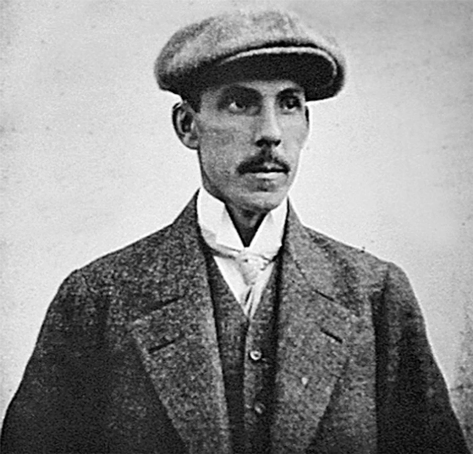 Njegov avion nije bio katapultiran kao što je bio slučaj sa avionom braće Rajt i ostalim svetskim pionirima vazduhoplovstva, već je poleteo sopstvenim motorom ka visinama