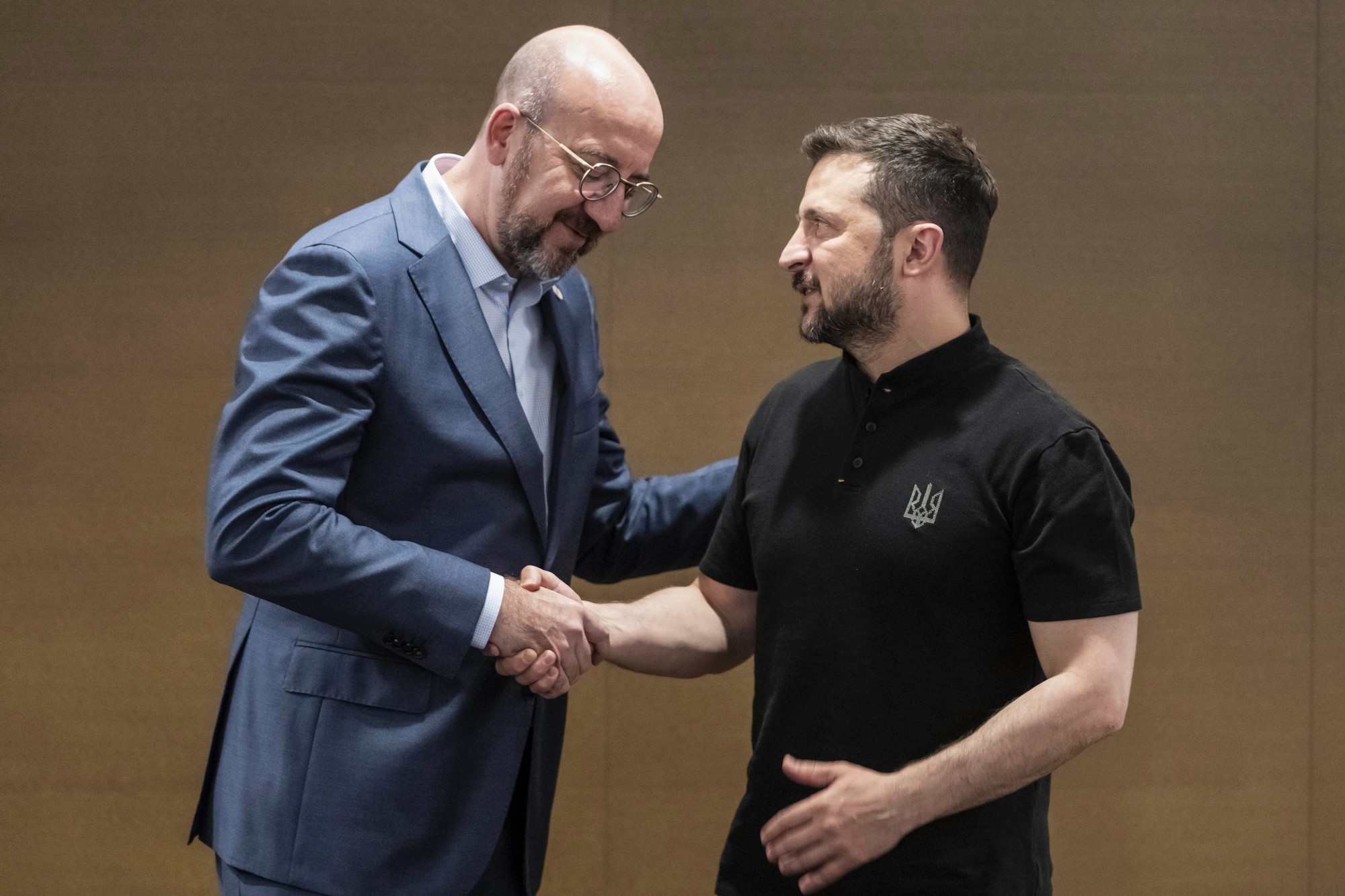Ukrajinský prezident Volodymyr Zelenskyj (vpravo) a predseda Európskej rady Charles Michel.