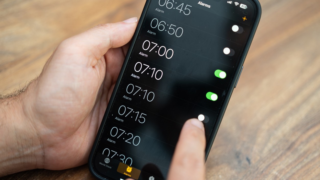 Apple opäť zmenil dizajn svojej aplikácie Budíky. Teraz musíte budík vypnúť potiahnutím prsta namiesto klepnutia.