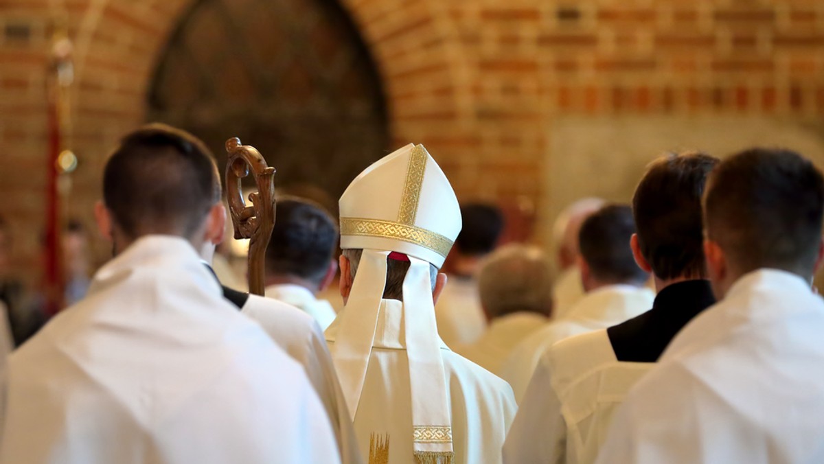 Najstarszy obecnie członek Kolegium Kardynalskiego - José de Jesús Pimiento Rodríguez z Kolumbii kończy dzisiaj 99 lat. W trudnych latach 1975-96 był on arcybiskupem Manizales - archidiecezji w środkowej części kraju, znanej z plantacji kawy. Przez cały ten czas w Kolumbii toczyła się "brudna wojna" domowa, najpierw prowadzona przez lewicową partyzantkę, a od połowy lat osiemdziesiątych także przez kartele narkotykowe, w tym okresie powstały również jednostki paramilitarne zwalczające opozycję.