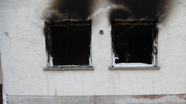 Döbbenetes részletek: a szomszédja mentette ki a lángokból a rokkant férfit, akire a párja gyújtotta rá a házukat Mányon