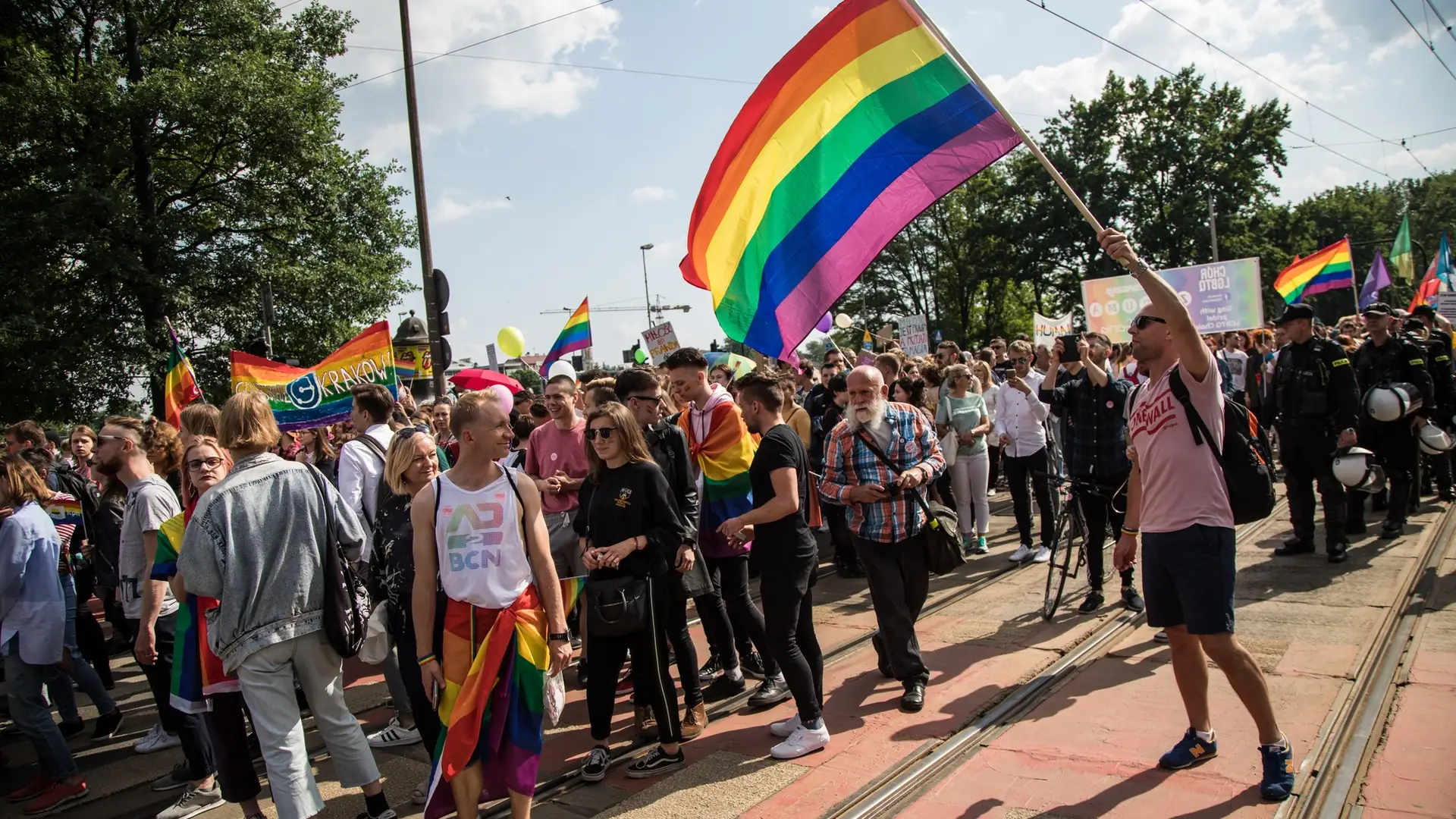 „To za Polskę, tępa ku*wo!” - mężczyźni ubrani w symbole narodowe zaatakowali uczestników Marszu Równości