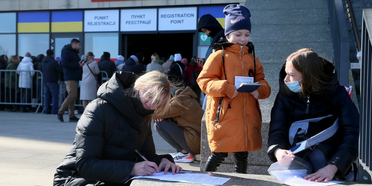 Wypełnianie wniosków o nadanie numeru PESEL. Uchodźcy z Ukrainy w Warszawie, marzec 2022 r. 