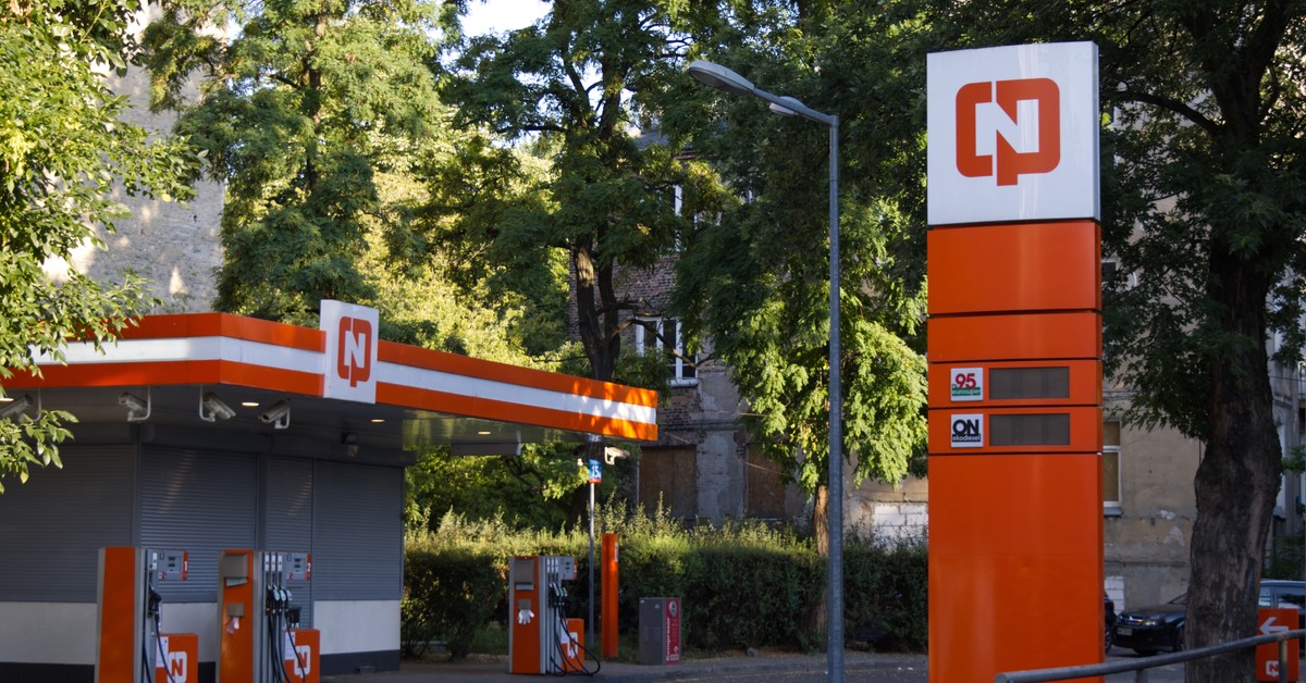 Cena maksymalna paliw w Polsce – nowe stawki codziennie. Jak działa mechanizm ustalania cen na stacjach i o co chodzi w rozporządzeniu?