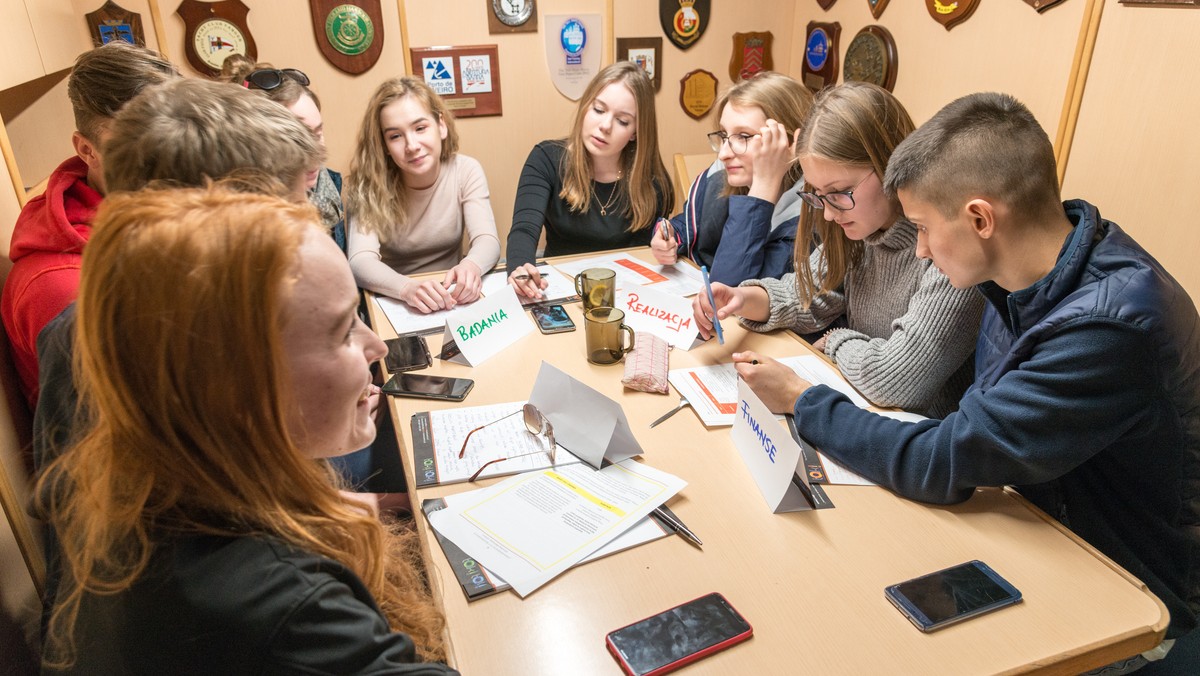 Odpowiedzialności społecznej można uczyć się od najmłodszych lat, co potwierdza projekt Akademia Liderów Fundacji Świętego Mikołaja. Jej celem jest poszukiwanie i bezpłatne kształcenie młodzieży na liderów społeczności lokalnej, a w przyszłości osób angażujących się w życie publiczne Polski. Zanim młodzi aktywiści rozpoczną realizację swoich autorskich projektów zgłoszonych do Akademii, wezmą udział w nieodpłatnej szkole letniej, podczas której odbędą się warsztaty i szkolenia z tutorami.