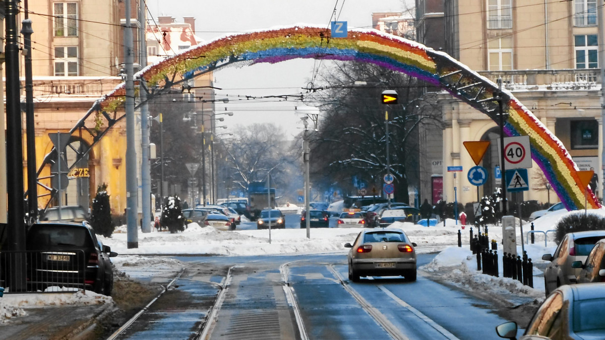 Instalacja na pl. Zbawiciela zasłania jeden z najpiękniejszych kościołów w Warszawie - uważa Olga Johann, radna PiS. I domaga się przeniesienia słynnej Tęczy, bo o niej mowa, w bardziej "nowoczesne" miejsce. - Tęcza jeszcze bardziej eksponuje kościół, będąc symbolem przymierza człowieka z Bogiem - ripostują właściciele instalacji.