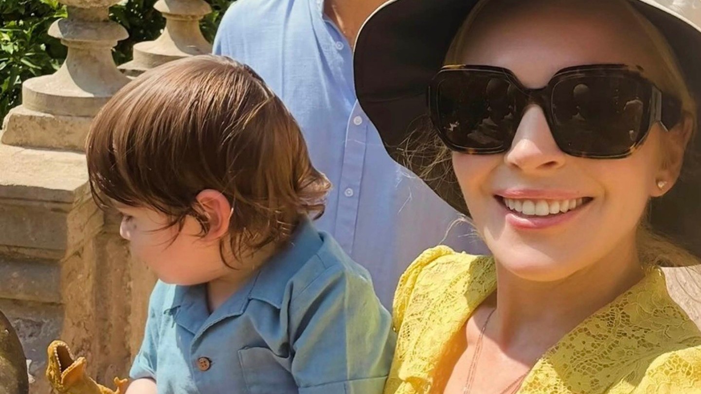 Známa herečka a mamina Lindsay Lohan priznala, ako jej extrémna forma PTSD ovplyvňuje spôsob, akým vychováva svojho syna, aj reaguje na fanúšikov a fanúšičky (s manželom Baderom Shammasom a synčekom Luaim v Talioansku, foto sociálne médiá, 03. 07. 2025)