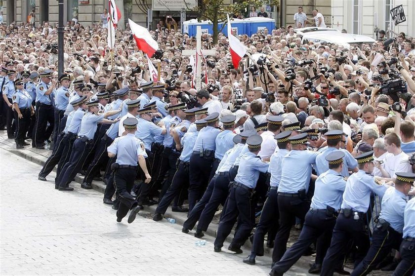 Straż miejska donosi na obrońców krzyża