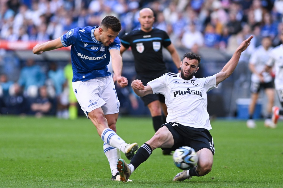 Zawodnik Lecha Poznań Filip Szymczak (L) i Jurgen Celhaka (P) z Legii Warszawa podczas meczu 32. kolejki piłkarskiej Ekstraklasy