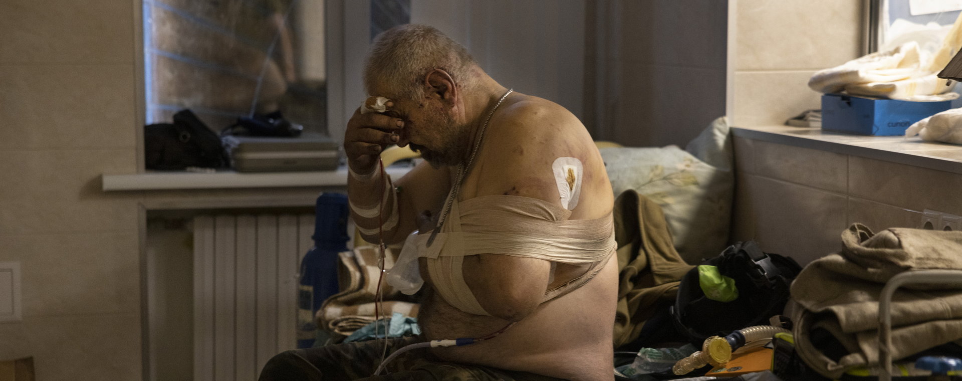 Żołnierz Siergiej, lat 62, czeka na leczenie obrażeń ręki i klatki piersiowej w izbie przyjęć po wybuchu miny przeciwpancernej w pobliżu jego pojazdu, 7 października 2022 r., obwód doniecki, Ukraina