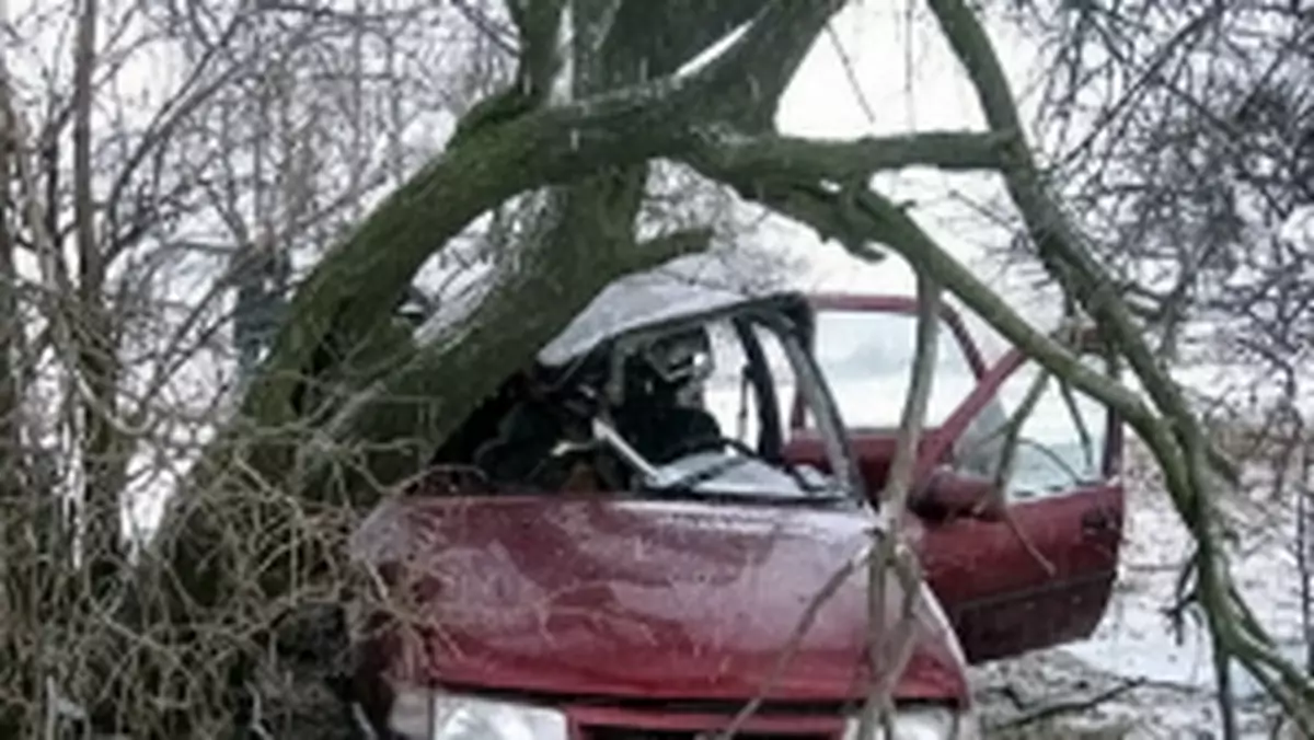 Trudna sytuacja na polskich drogach - jezdnie są śliskie