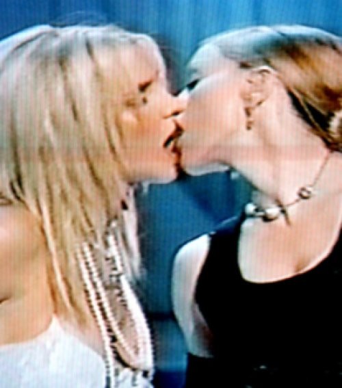 Britney, a villantós leszbi