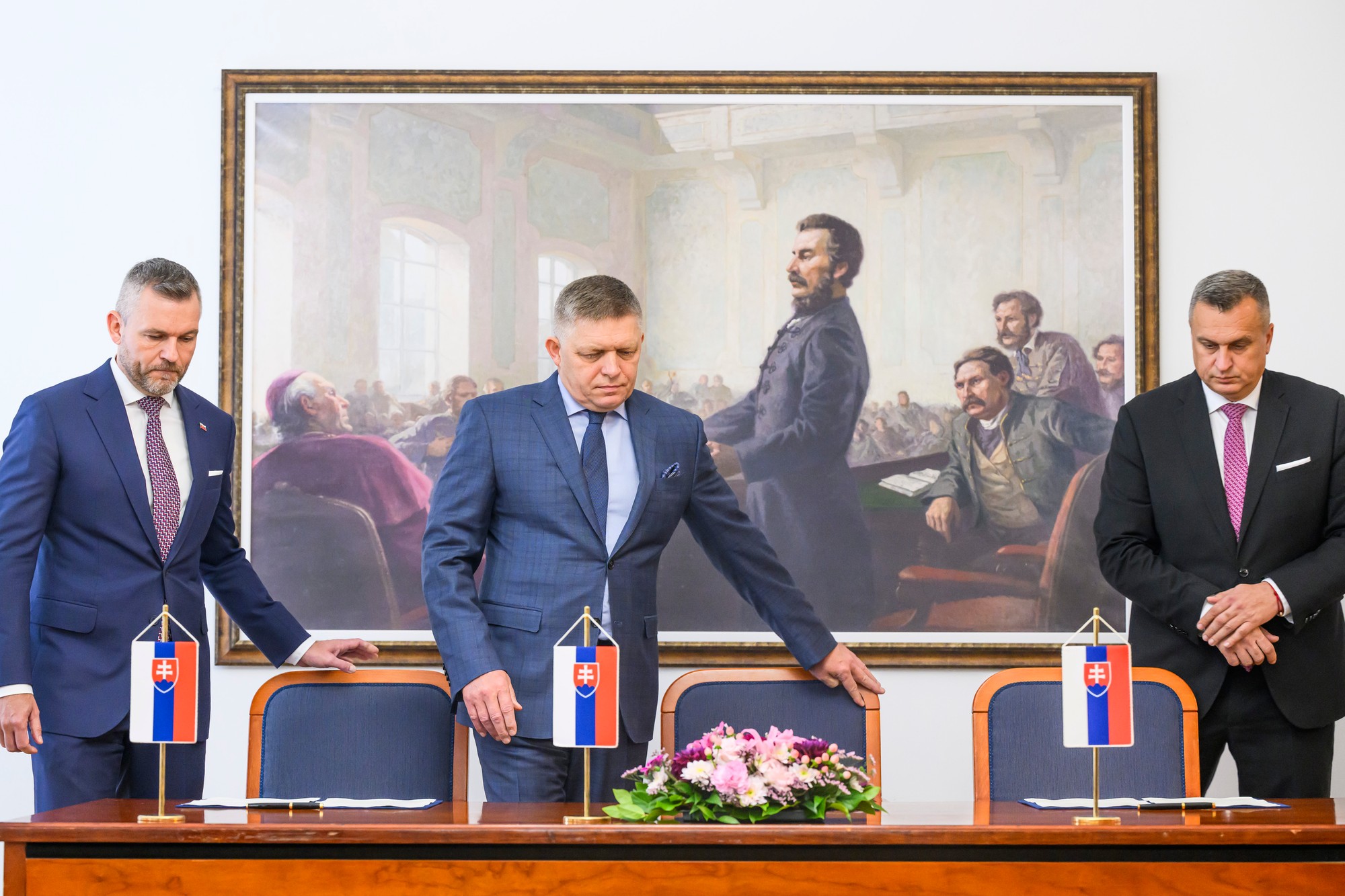 Predseda HLAS-SD Peter Pellegrini, predseda SMER-SD Robert Fico a predseda SNS Andrej Danko podpísali v stredu memorandum o porozumení.