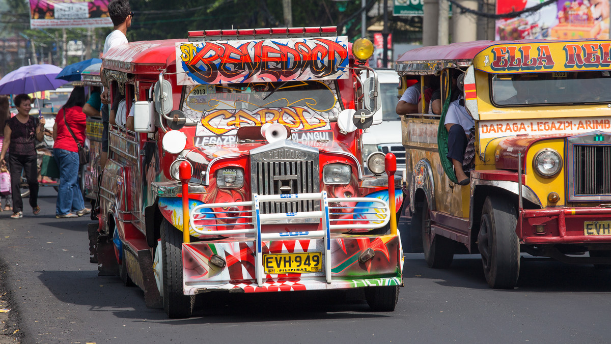 Władze Filipin planują odejście od pojazdów nazywanych "jeepney", które uchodzą za jeden z symboli kraju. Busy przerabiane z jeepów i przewożące miliony pasażerów dziennie emitują zbyt dużo spalin i muszą ustąpić miejsca pojazdom nowej generacji.
