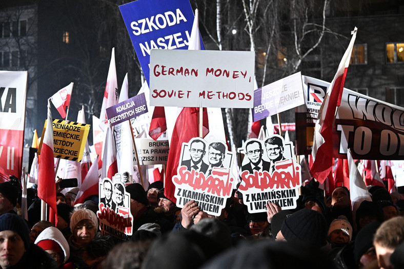 Protestujący solidaryzowali się z Mariuszem Kamińskim i Maciejem Wąsikiem