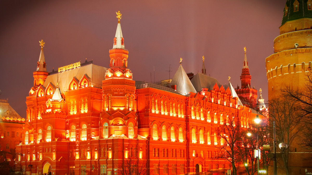 Lenin powraca do budynku dość często, a rezyduje głównie w swym dawnym apartamencie. Pracownicy Kremla twierdzą, że dochodzące z jego pokoju dźwięki brzmią jak ludzkie kroki, a pomieszczenie to jest przecież od czasów śmierci wodza zamknięte i niedostępne.