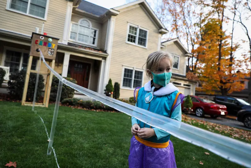 Halloween w czasach pandemii. Amerykanie instalują zsypy na cukierki 