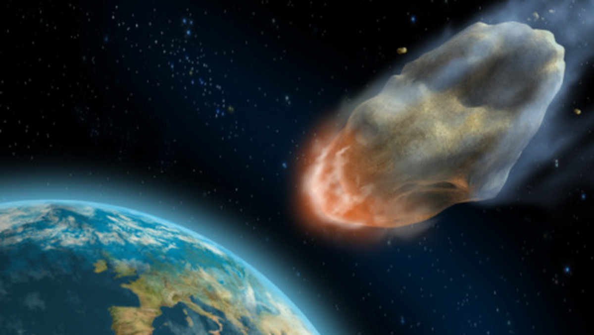 Nowo odkryta asteroida o średnicy długości boiska do piłki nożnej i wysokości 35-piętrowego budynku zbliża się do Ziemi - pisze space.com. Naukowcy dementują informację, jakoby Ziemia miała wejść w pas asteroid, dodając jednak, że istnieje realne zagrożenie, iż powtórzy się scenariusz z Czelabińska.