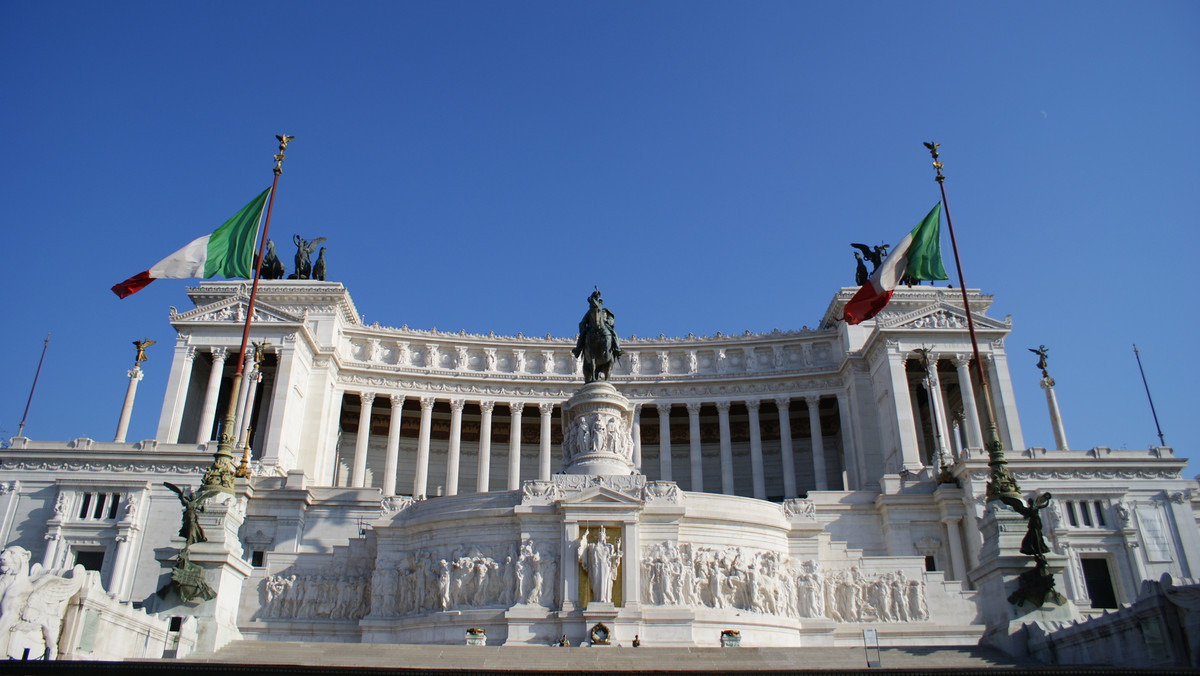 Całodobowe patrole przy fontannach w Rzymie zarządziły władze miejskie po kolejnym chuligańskim incydencie. Dwóch młodych roznegliżowanych mężczyzn kąpało się w fontannie na Placu Weneckim przy Ołtarzu Ojczyzny.