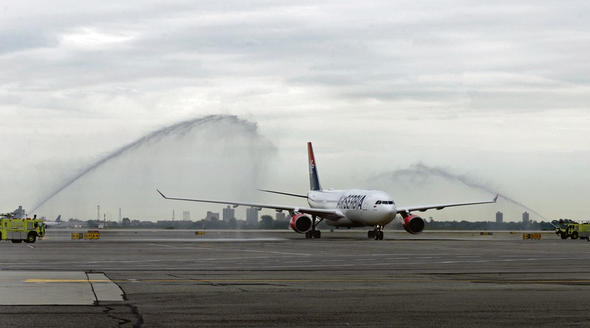 Srpski avion
dočekan je
u Njujorku počasnim vodenim
topovima