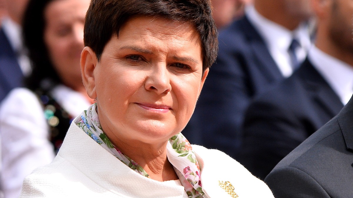 Polska nie jest izolowana w Unii Europejskiej, broni swoich racji - powiedziała premier Beata Szydło, pytana o słowa prezydenta Francji Emmanuela Macrona, który ocenił, że Polska stawia się "na marginesie" Europy.