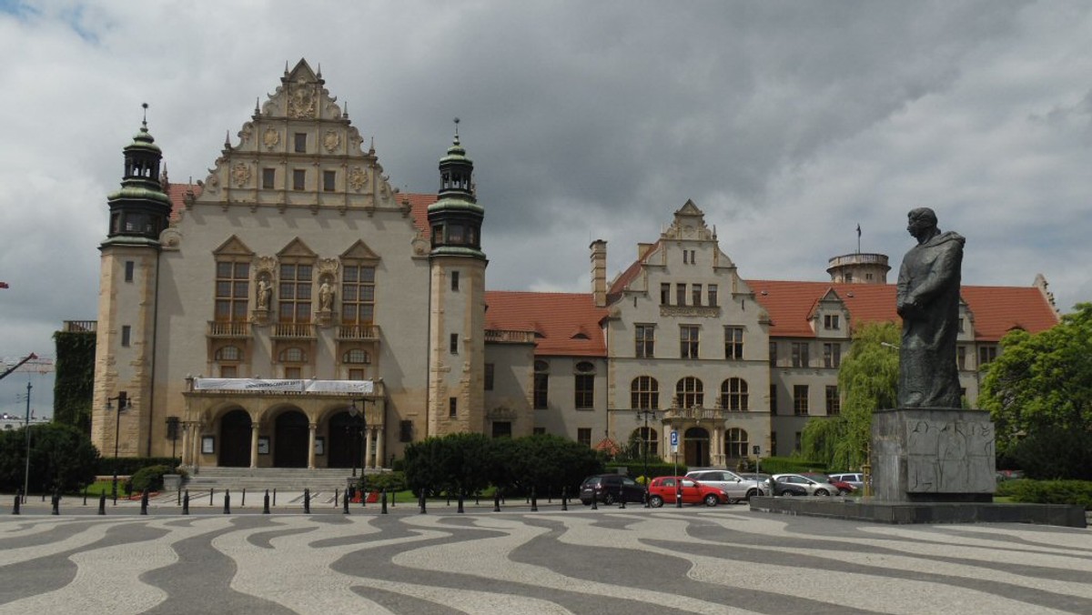 Oświadczenie prof. Andrzeja Lesickiego pojawiło się na stronie Uniwersytetu Adama Mickiewicza w Poznaniu. Rektor uczelni zapowiada w nim, że nie będzie "tolerować wypowiedzi, które przynoszą szkodę wizerunkowi Uniwersytetu i wprowadzają podziały w akademickiej wspólnocie". Chociaż nie zaznaczono w nim wprost, prawdopodobnie jest to kolejna reakcja na słowa ks. Bortkiewicza i jednocześnie profesora uczelni, który na antenie Telewizji Trwam sugerował, że miejsce opozycji jest w więzieniu.