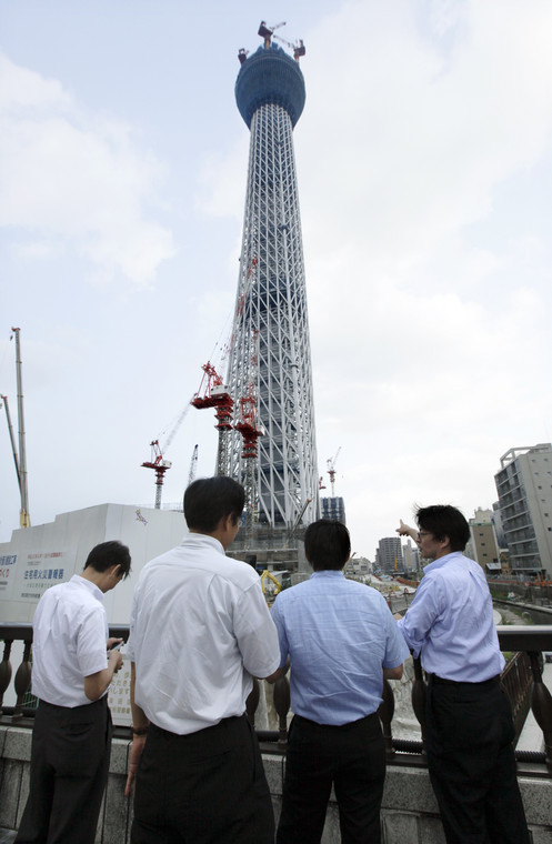 Japońscy biznesmeni oglądają Tokyo Sky Tree, fot. Kimimasa Mayama/Bloomberg
