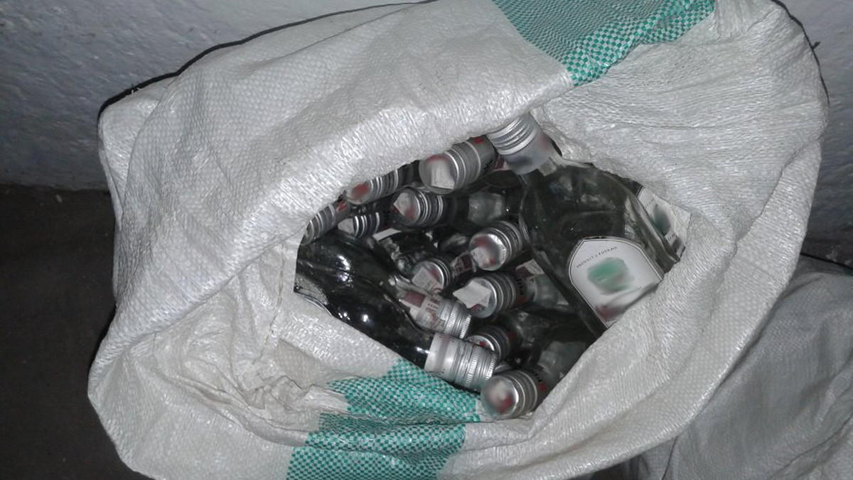 Zatrzymano 63-letniego mężczyznę, podejrzanego o podrabianie jednej z polskich wódek. Policjanci zabezpieczyli blisko 3000 litrów spirytusu oraz substancje, których mężczyzna używał w trakcie "produkcji". Z zabezpieczonej ilości alkoholu można było wyprodukować 11 400 butelek wódki o pojemności 0,5 litra - informuje policja.