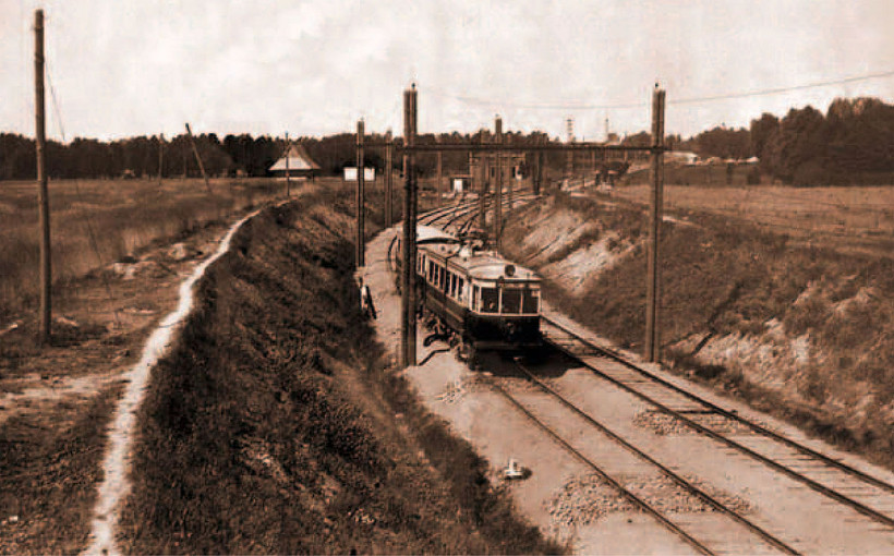 Kolej EKD odjeżdżająca ze stacji w Pruszkowie - rok 1930.