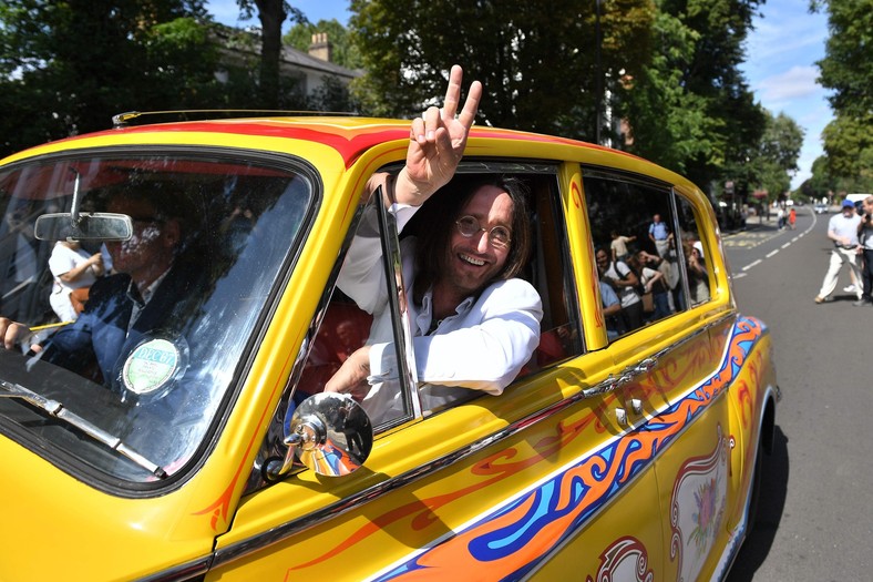 "John Lennon" podczas świętowania 50. rocznicy wydania "Abbey Road" w Londynie