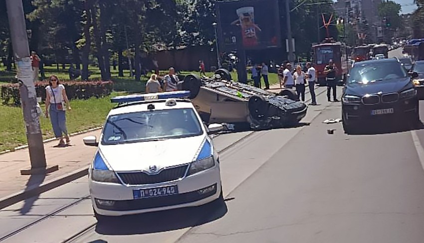 Prevrnut automobil u Požeškoj kod Doma zdravlja
