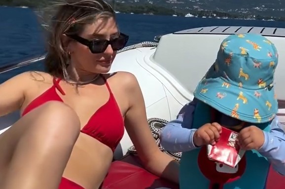 ĆERKA GAGIJA JOVANOVIĆA PRŠTI U CRVENOM BIKINIJU! Glumica uživa na brodu sa sinom, a od njenog izgleda zastaje dah: Pogledajte i koliko joj je naslednik Luka porastao