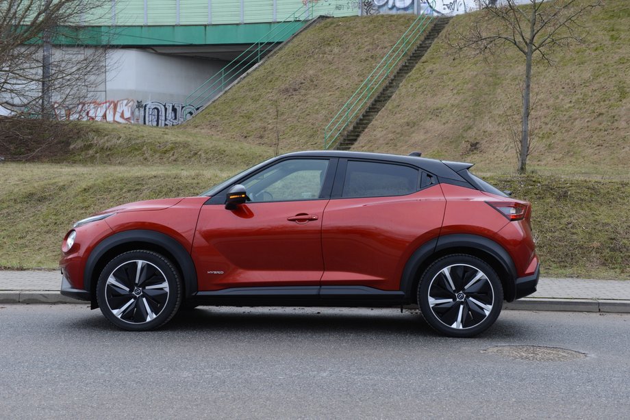 Nissan Juke Hybrid w trakcie jazdy po mieście może spalać nieco ponad 4 l/100 km, choć taki wynik wymaga naprawdę spokojnej jazdy i dobrych warunków na drodze.