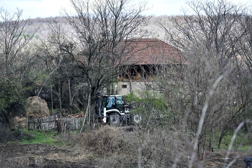 Bager raščišćava deo oko kuće i traži materijalne dokaze