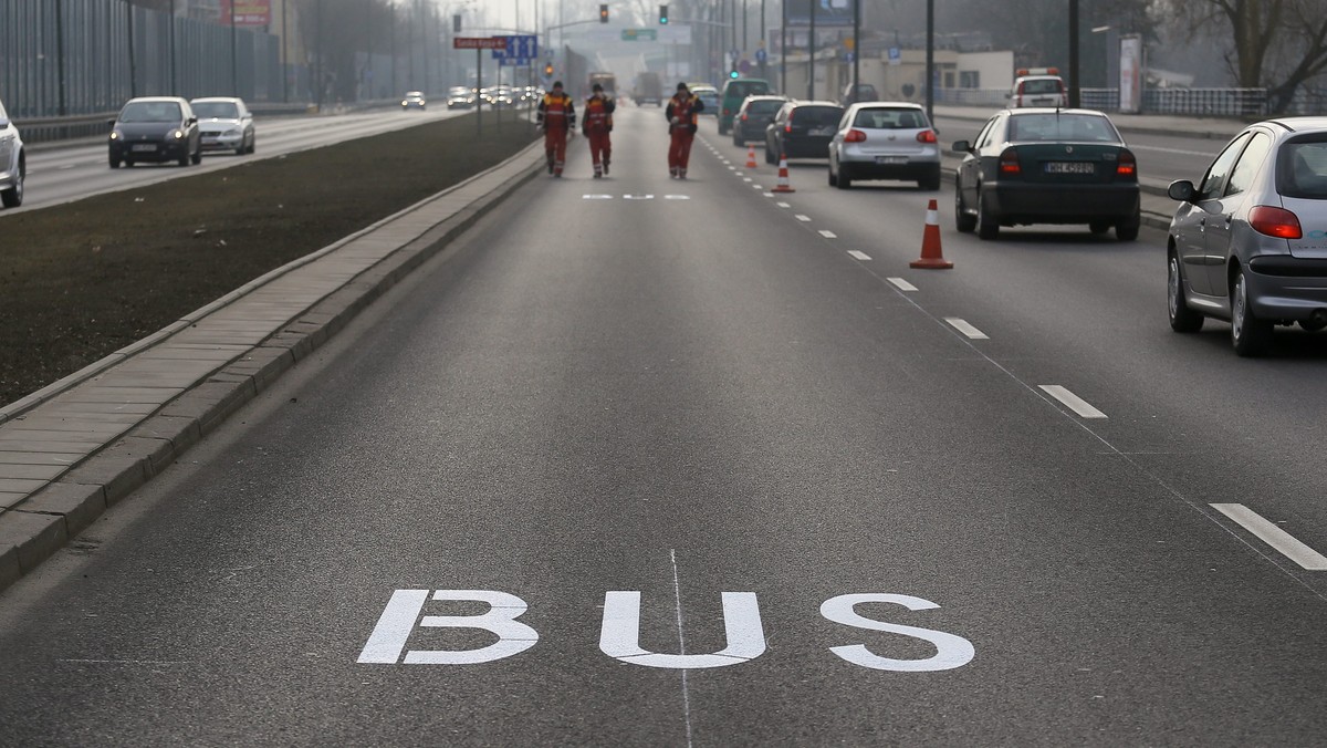 Dopuszczenia do ruchu na buspasach, obok miejskich autobusów korzystających z nich obecnie, również m.in. karetek, pojazdów przewożących niepełnosprawnych, taksówek czy motocykli chce większość białostockich radnych. Dziś przyjęli stanowisko w tej sprawie.