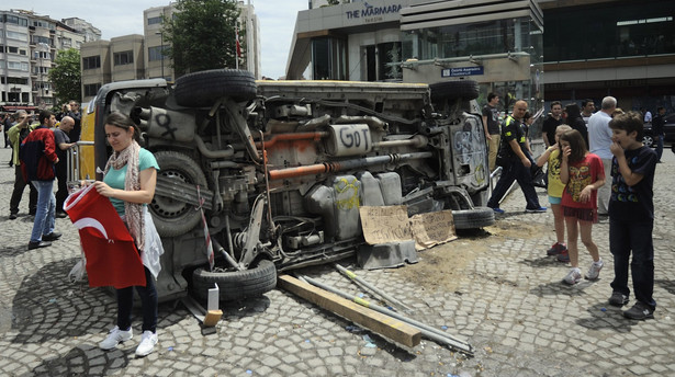 Taksim Square - Turkowie protestują przeciwko budowie centrum handlowego.