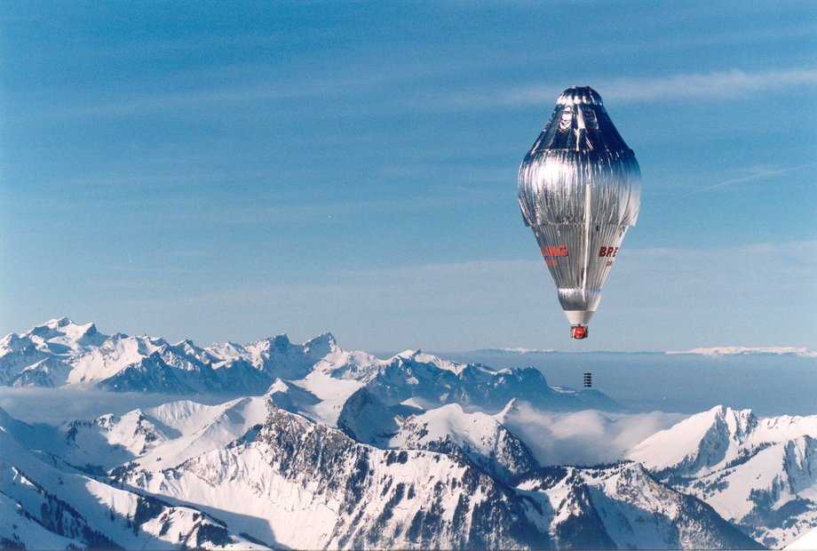 Breitling Orbiter 3 i jego piloci - Bertrand Piccard i Brian Jones - przelatujący nad szwajcarskimi Alpami po starcie do pierwszego lotu balonem dookoła świata. 1 marca 1999 r. ©Piccard Family