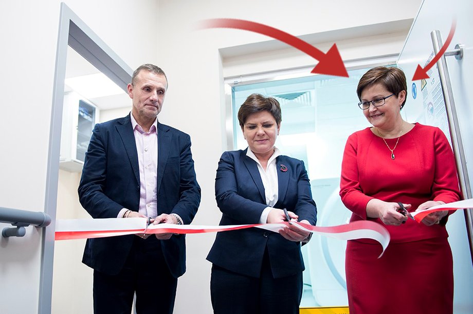 Beata Szydło i Sabina Bigos-Jaworowska podczas uroczystego otwarcia nowej pracowni rezonansu magnetycznego w Szpitalu Powiatowym im. św. Maksymiliana w Oświęcimiu. 21.12.2016 r.