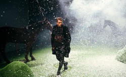 "Uwiedzeni" w Teatrze Wybrzeże: To zaprawiona humorem rzecz o bolesnym ukąszeniu ideologią